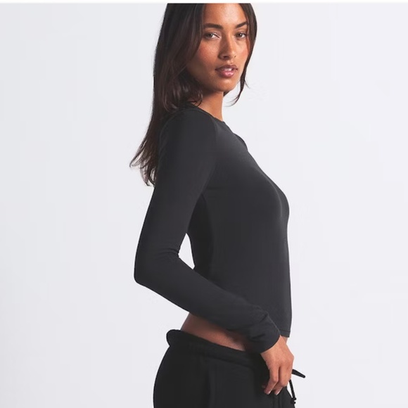 *new* SKIMS cotton jersey long sleeve t-shirt - black ('soot'), size XS - Picture 3 of 9